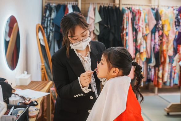ヘアとメイクの準備をします。