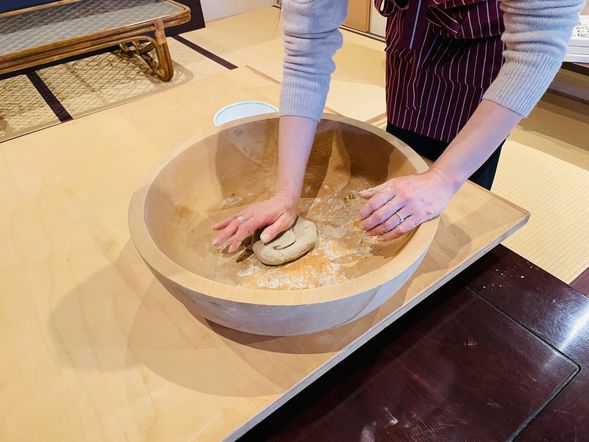 そば粉をこねていきます。