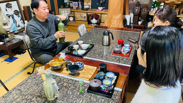 お茶を飲みながら会話を楽しみます。