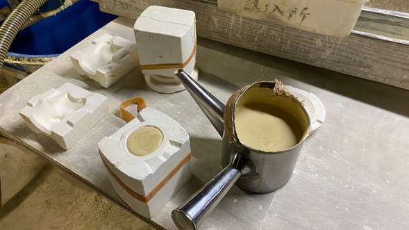 鋳込み体験!
石膏の型に液状の粘土を流し込む作業を体験。