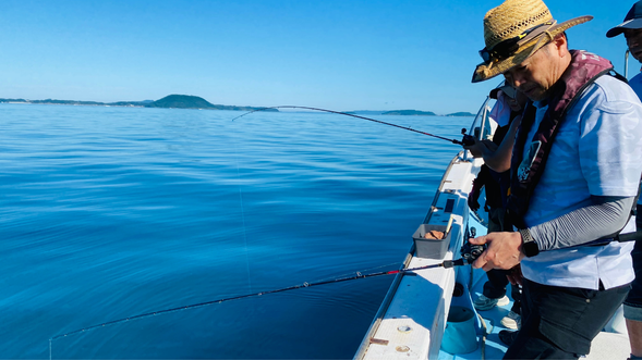 Bait your hook and start your horse mackerel fishing experience!