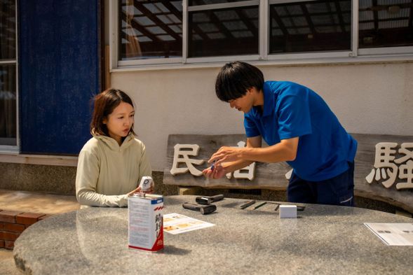 まずは石割体験の流れと、道具の使い方・石の割り方を教わります。