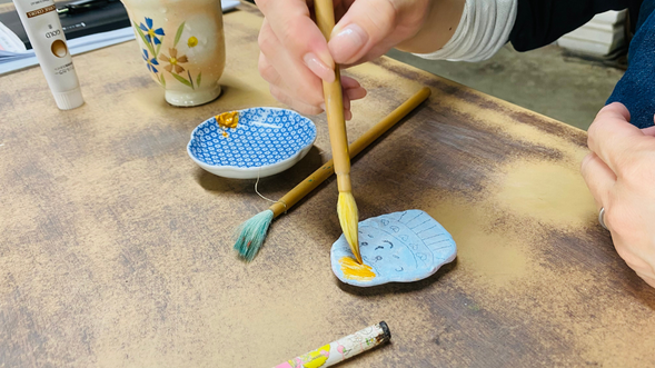 中尾山の白岳山から採れる陶石で作られた化粧土を塗ったマグネットに自由に絵付けします!