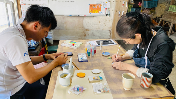 絵付けをしていきます。集中します!