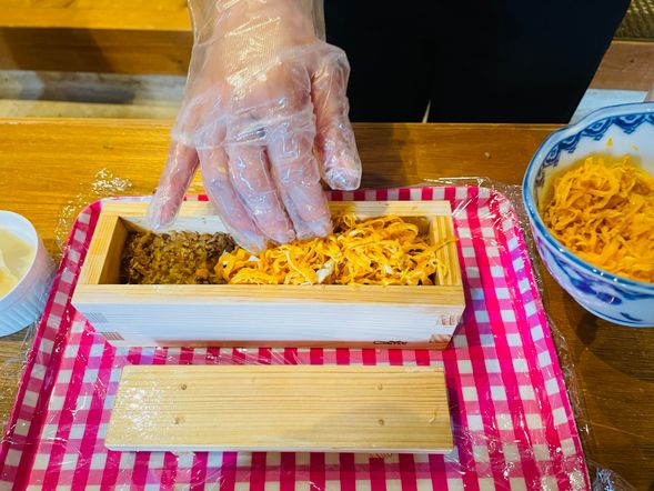 木枠におかずを詰めていきます。