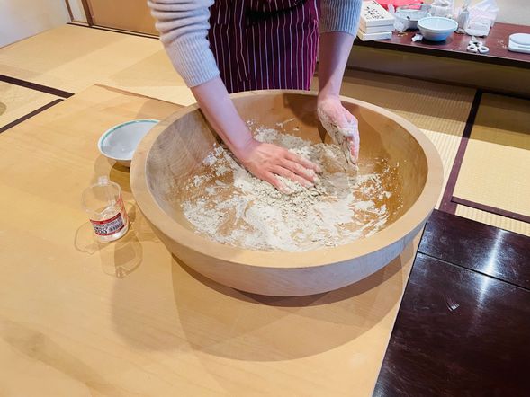 そば粉を手で混ぜていきます。