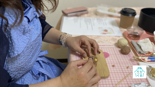 先生に教わりながら練り切りを作っていきます。