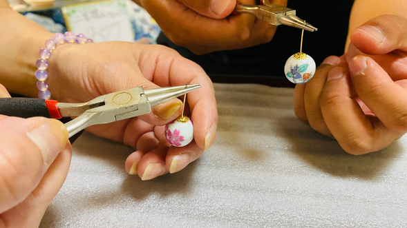 好きな磁器玉を選び、講師の丁寧なサポートで制作体験が楽しめます。