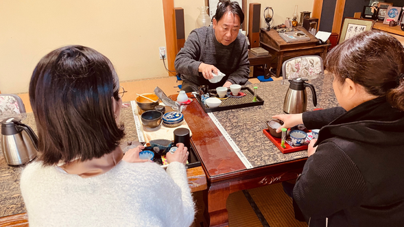 一緒にお茶を淹れます。