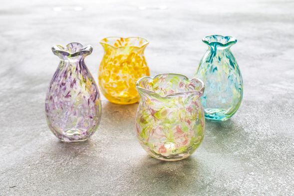 四種春天的氣息:
紫與綠 / 粉與綠 / 藍與綠 / 橘與黃
器型:花瓣杯 / 花瓣花器
