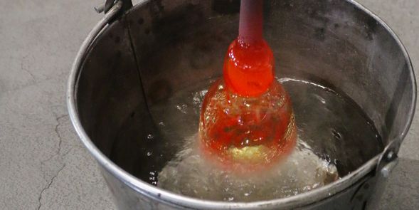 體驗課將帶您體驗傳統「炸水」工藝的神奇瞬間,當高溫玻璃遇上冰水的剎那,美麗的裂紋如花朵般在玻璃中綻放。