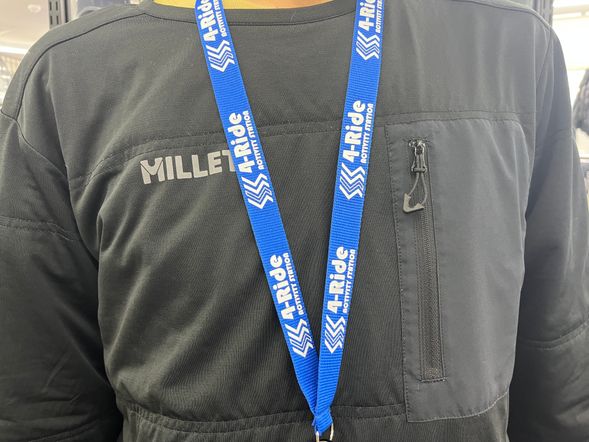 青地に白色で「4ーRide」とプリントされたネックストラップを下げているガイドへお声がけください