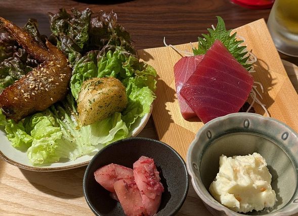 You and your guide will tour either a pub or a izakaya in the city center near Aomori Station. (The photo is for illustration purposes.)