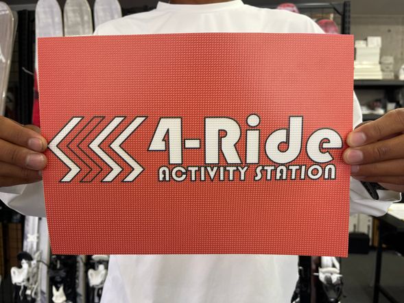 「4ーRide」とプリントされたバナーを持っているガイドへお声がけください。(紅葉時期)