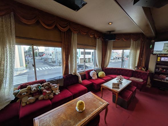 観覧場所の「石の花」に到着します。祭が終わるまでゆっくりねぶた祭を鑑賞しましょう。飲み物は提示されたもののなかから、2杯まで無料です。