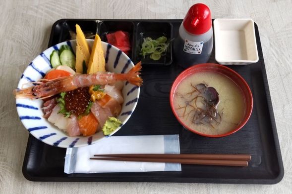 【昼食】常夜灯市場(北前丼)