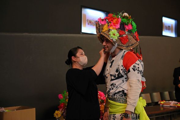 跳人衣装の着替え体験