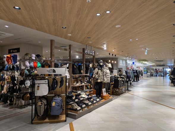 レンタル品(上下ウェアとスノーシューズ)を受け取り着替えます。