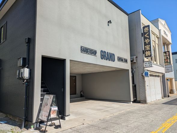 着替え場所に到着したら、預けた服と荷物をスタッフが引き渡します。男女別で着替え部屋を用意していますので、そのなかで着替えます。