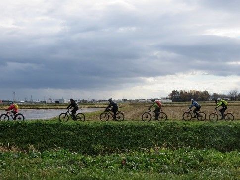 水田地帯を走る