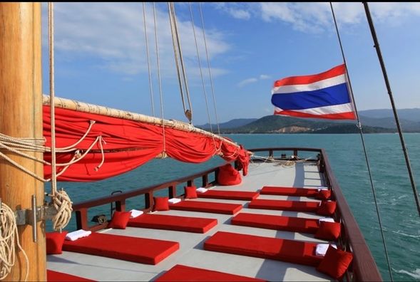 於船上看夕陽並享用小點
18:40P 抵達蘇美島,接送回飯店