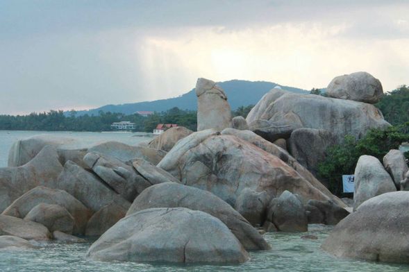 阿公阿母石 Hin Ta Hin Yai
大自然風化及海水侵蝕而成,形狀與男女生殖器官相似。