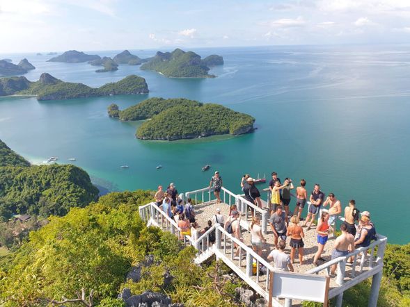 下午享受各種活動, 如划獨木舟, 探索華波克洞穴的絕美景色, 觀賞南部地區的狐猴, 或在巴坎賈拉斯景觀點欣賞全景風景, 或者自由自在地放鬆身心