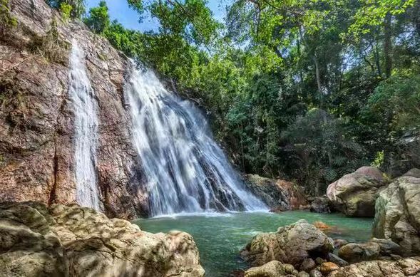 納蒙瀑布 Na Muang Waterfall
高約130呎的黃色石灰泉水瀑布,在四周茂盛的熱帶植物綠蔭襯托之下,景象清新迷人。