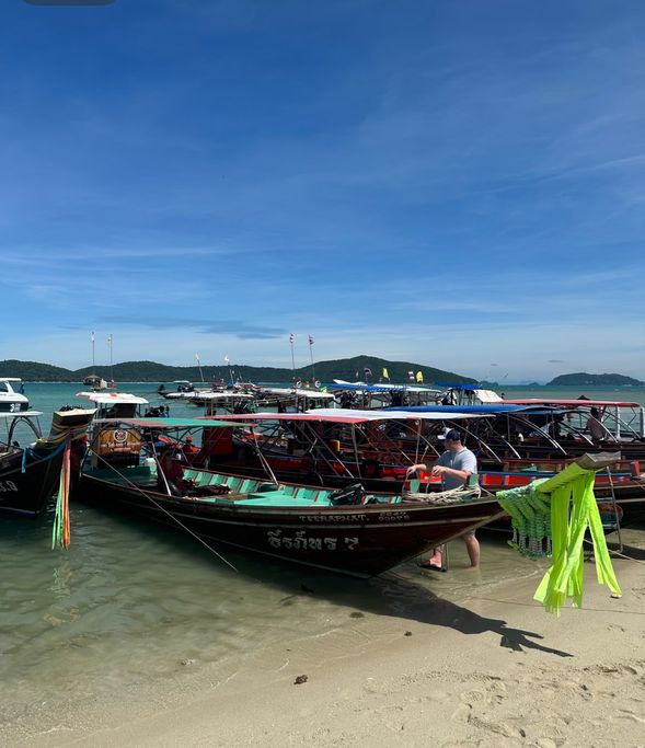 抵達Koh Mae搭乘長尾船上岸、拜訪翠綠山中湖