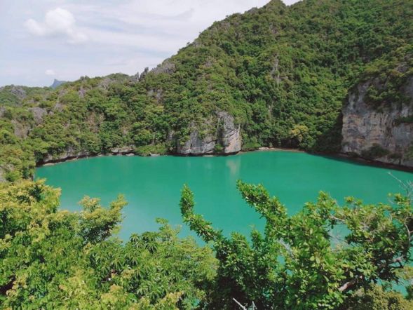 欣賞沿途美麗的島嶼景色, 還可以在湄谷島欣賞被石灰岩和各種植物包圍的翡翠湖
