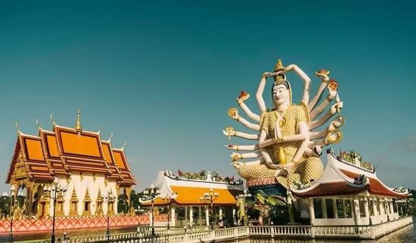 參觀千手觀音廟
這座寺廟的設計融合了中國和泰國傳統元素,部分由泰國著名藝術家設計