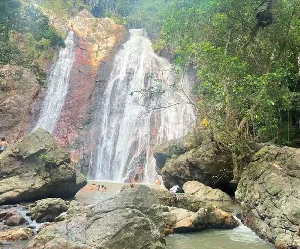 納蒙瀑布
高約 130 呎的黃色石灰泉水瀑布,在四周茂盛的熱帶植物綠蔭襯托之下,景象清新迷人。