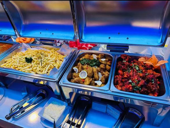 在船上享用泰式自助午餐