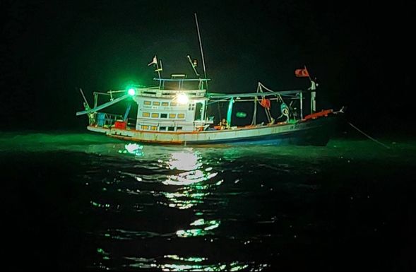 各區飯店接送
20:00P 碼頭出發至第一個釣魚區域 (捕撈魷魚作為之後誘餌)
"17:30P-18:00P Lipa Noi, Taling Ngam
17:30P-18:00P Butterfly Garden, Bangpor
18:00P-18:20P Nathon
18:30P-18:40P Lamai, Maenam
18:45P-19:00P Bophut
19:00P-19:30P Chaweng, Chongmon, Bangrak"