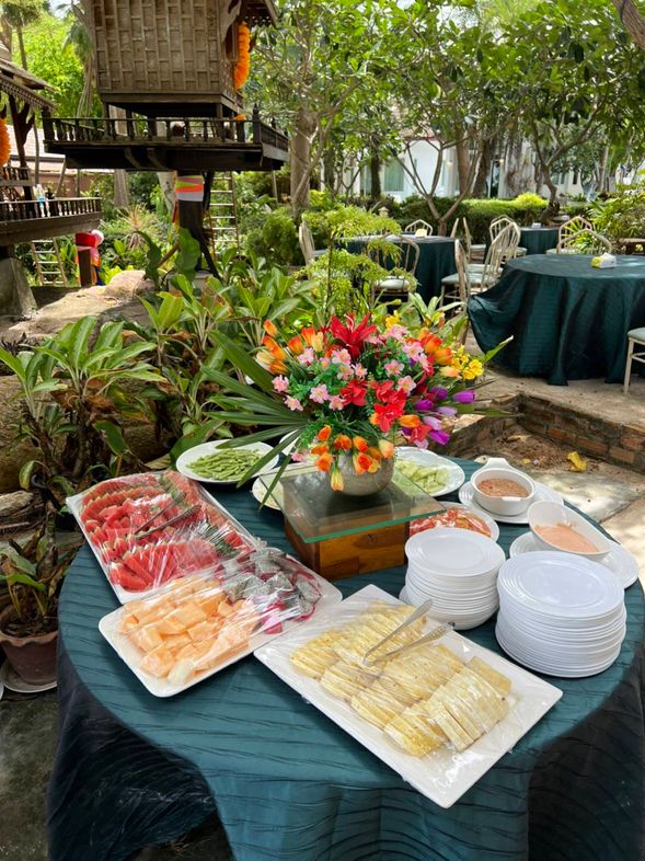 享用泰式自助午餐