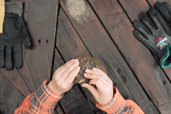 跟著部落一起製作椰子殼碗