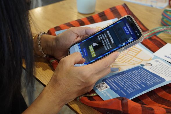 一台手機、一副耳機,以照片、插畫、聲音導覽交叉的方式,帶你穿梭成功小鎮!