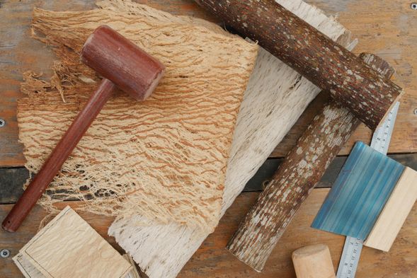 看似簡單的工具和材料卻能創造出無限的可能,你就是下一個樹皮布大師!