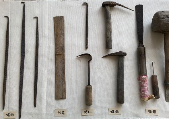 馬祖。不同地區的海女,因應環境,使用的工具卻有所不同,馬祖海女使用的這些潮間帶採集工具,你認得多少呢?
圖片來源:原典創思規劃顧問有限公司