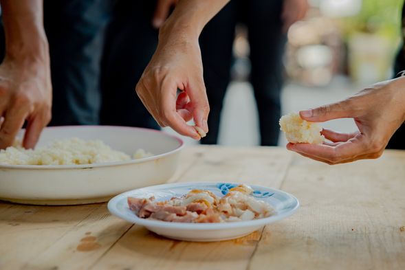 貓公部落有三寶,其一是各種編織技法,其二是糯米酒釀,其三就是Silaw「生醃鹹豬肉 」,在部落還有辦過Silaw大賽喔,快來嚐嚐部落的冠軍Silaw究竟是什麼滋味吧!