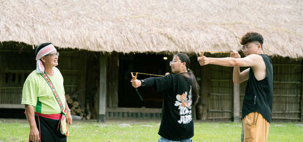 瞄準,發射!小小的彈弓大大的能量,到底你能不能成為神射手,奪得部落精心加碼的下午茶餐點?趕快來挑戰!