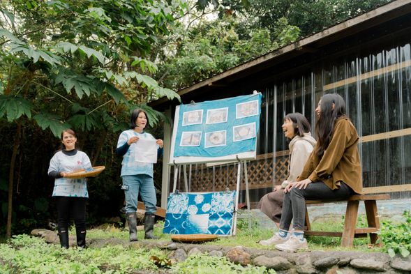 藍染的成品效果雖然有一定的隨機性,但其實還是有技巧可以掌握成品的大方向喔!就讓部落的藍染達人手把手把他們的秘技傳授給你吧!