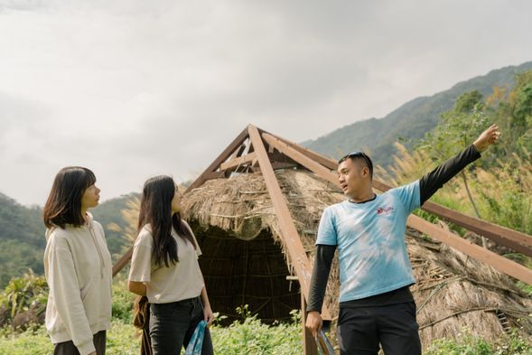 復興部落擁有富饒的土地,卻不選擇種植稻米,而是種了各種香草植物以及藍草,藏在背後的究竟是什麼原因?