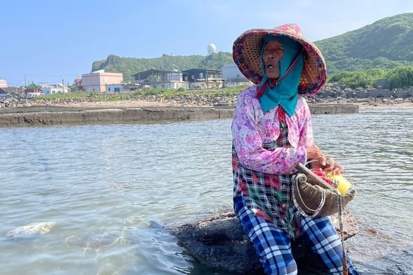 東北角。馬崗
早期,海女是一份職業,但如今除了作為工作,也是一份文化的傳承,來自東北角馬崗年逾8旬持續採集的海女阿嬤累積的畢生所學,來鹹聊室聊給你聽!
圖片來源:曙旅文化工作室