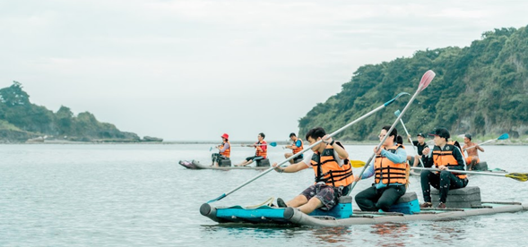 一邊享受音樂表演,一邊划著膠筏漂流在秀姑巒溪出海口,一定爽到不行!