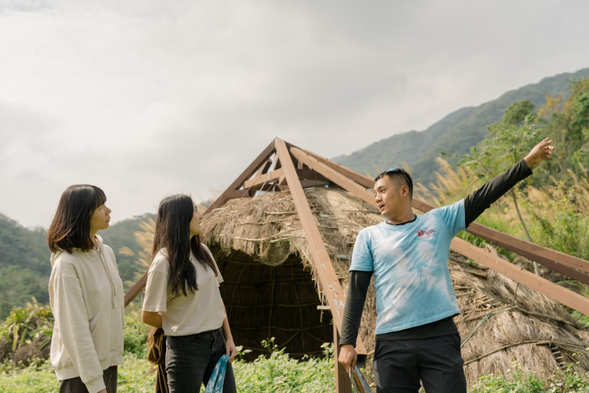 復興部落擁有富饒的土地,卻不選擇種植稻米,而是種了各種香草植物以及藍草,藏在背後的究竟是什麼原因?