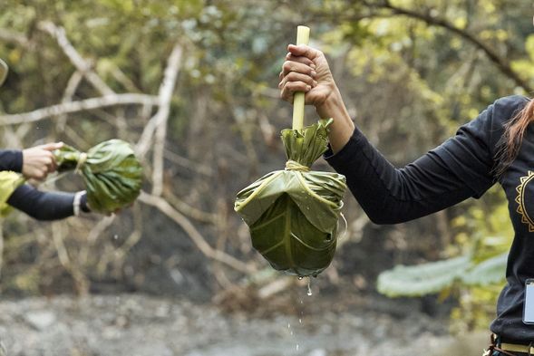 挑戰用姑婆芋製作的盛水器具來提水,你做的水勺會漏滿地還是一舉成功,我們在吉籟獵人學校見分曉!