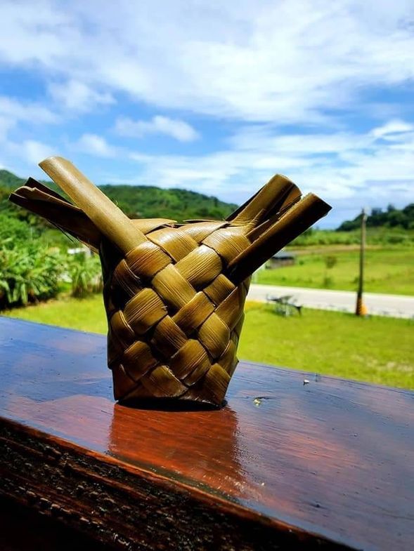 「阿里鳳鳳」是獵人要上山打獵時,妻子幫先生準備的愛心便當,老人家說沒有一定的愛心和耐性,編一編的時候一定會迷路找不到回家的路。就讓吉籟獵人學校的夥伴來跟你分享,一個阿里鳳鳳究竟是怎麼誕生的吧!