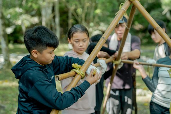 在山裡會遇到什麼事總是無法預料,跟吉籟獵人學校的阿美族教練學習搭建臨時庇護所也是一個有備無患!