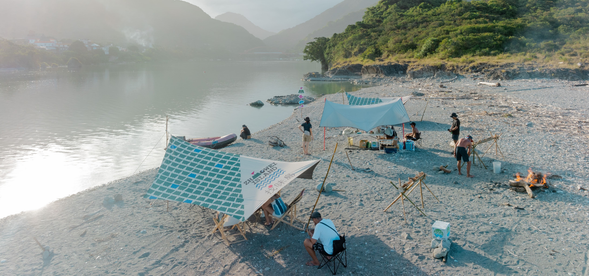 超級VVVVVIP的河口專屬野餐區,遠處還有音樂市集的Live演出,這麼Chill的享受你怎麼能錯過?!